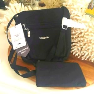 Baggallini NWT crossbody bag with wristlet You get two bags in one with this bag